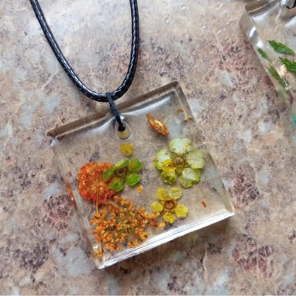 Flower Necklaces - Picture 3 of 6